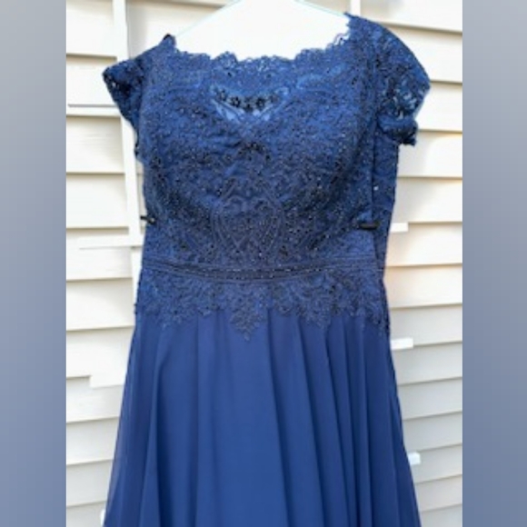 MGNY By Mori Lee 72823 - Embroidered Bodice Evening Gown in Navy, Size 18 - Picture 6 of 6